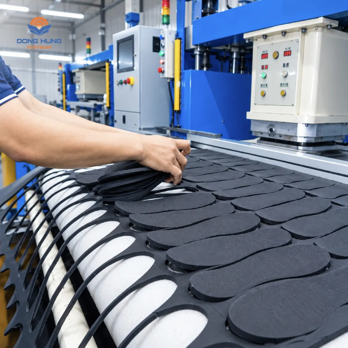 Automated die-cutting and collection of shoe insoles
